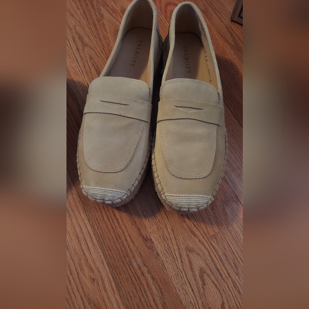 Size 9 Womans NWT Talbots  tan suede shoes.